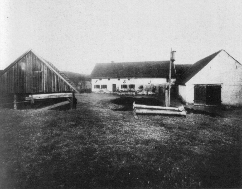 Historical black-and-white photograph of the Hinterkaifeck farm, viewed from the south.