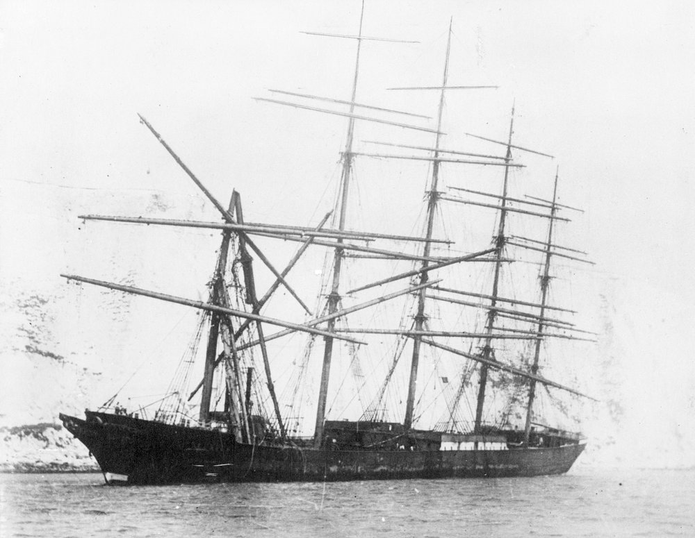 Preussen stranded beneath the cliffs near Dover after the 1910 collision, with her damaged forward mast visible.