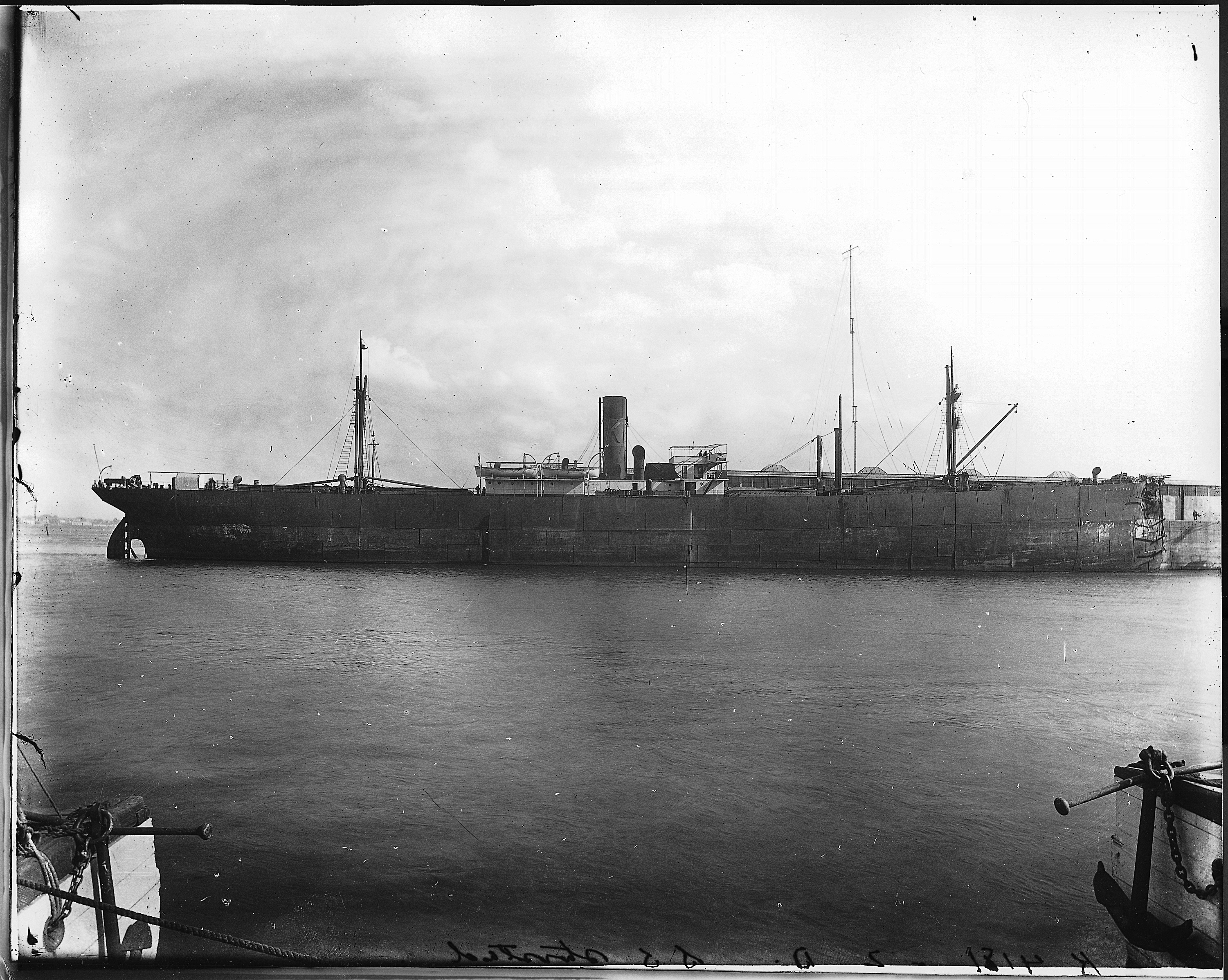 Historical photograph of Storstad with a crushed bow at Montreal in 1914.